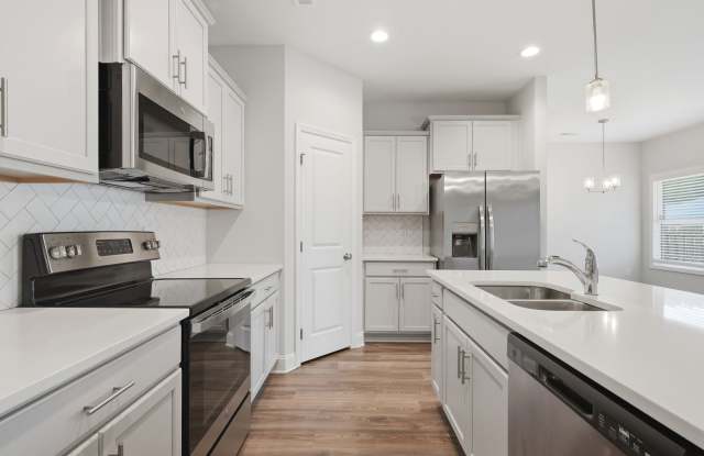 Relax & Unwind in This Peaceful 4 Bedroom Home Gallery 4