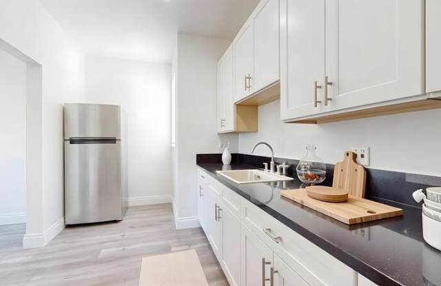 2318 West Jefferson Boulevard - A Gallery 3