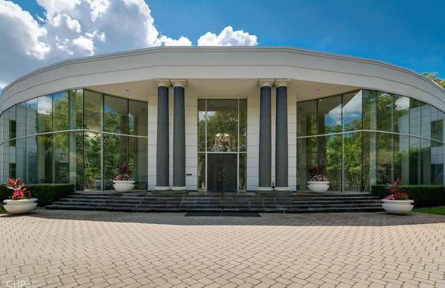 303 South Green Bay Road Gallery 2