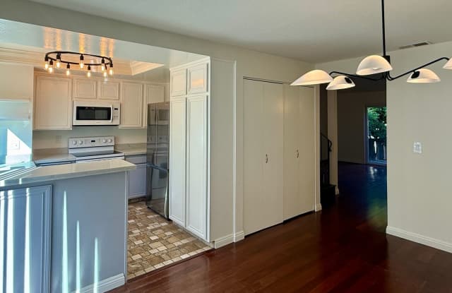 Beautiful 1 Bedroom, 1 Bathroom Townhouse in Franciscan Gardens Community Gallery 4