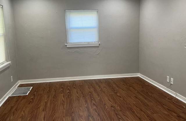 Charming 3 Bedroom House in Brighton Heights! Gallery 2