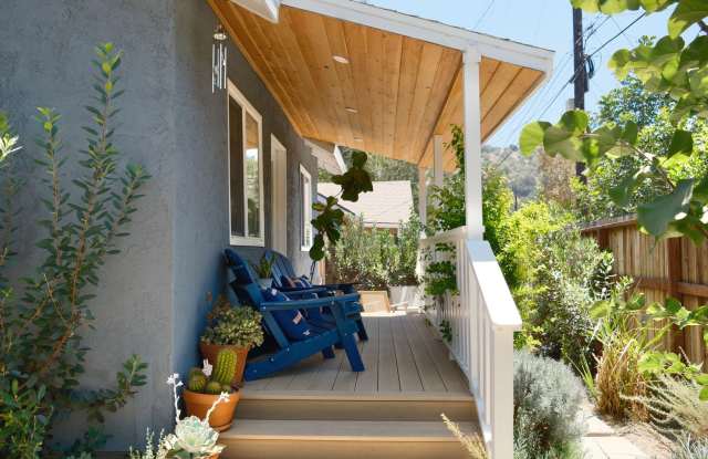 Charming 3bed/2 Bath Private Gated Main House with Vaulted Ceilings, Parking, and Laundry in the heart of Highland Park! Gallery 1