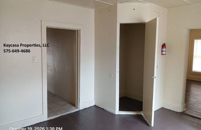 2 bedroom, 1 bath house near downtown Gallery 4