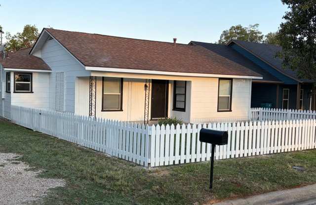 Cute 3 bedroom walk or bike  to Tarleton Gallery 1