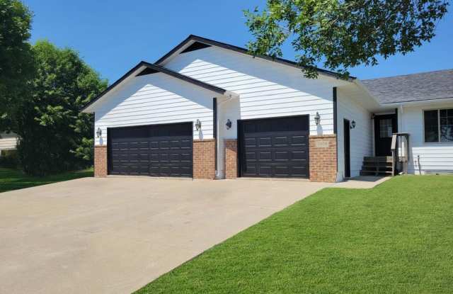 4 BEDROOM, 2 BATH TOWN HOME, PET FRIENDLY, AMENITY FILLED, DOUBLE ATTACHED GARAGE! Gallery 4