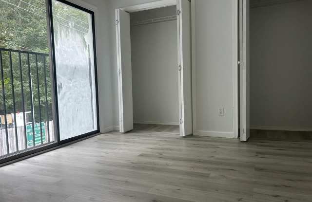 2220-H Woodridge Lane Gallery 3
