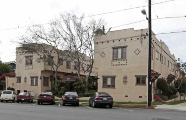 Charming Top Floor 1-Bedroom Apartment in Bankers Hill! photos photos