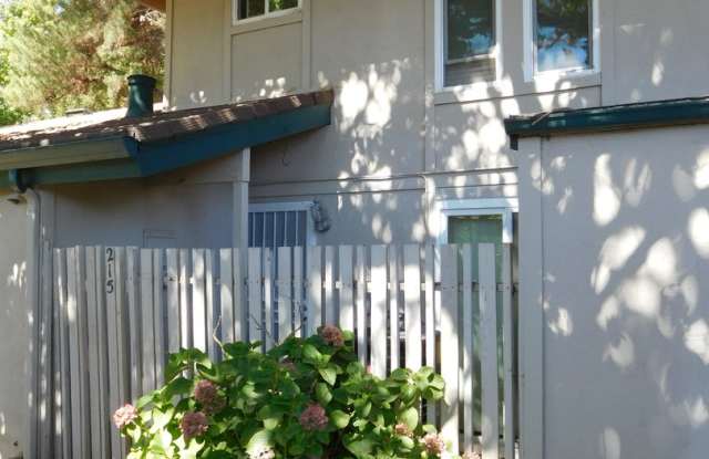 2 bedroom, 1 1/2 bath, Roundtree Court in the Greenhaven area photos photos