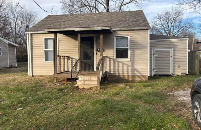 Peaceful Living: 2-Bed Home with Spacious Backyard - 1711 West Thoman Street, Springfield, MO 65803