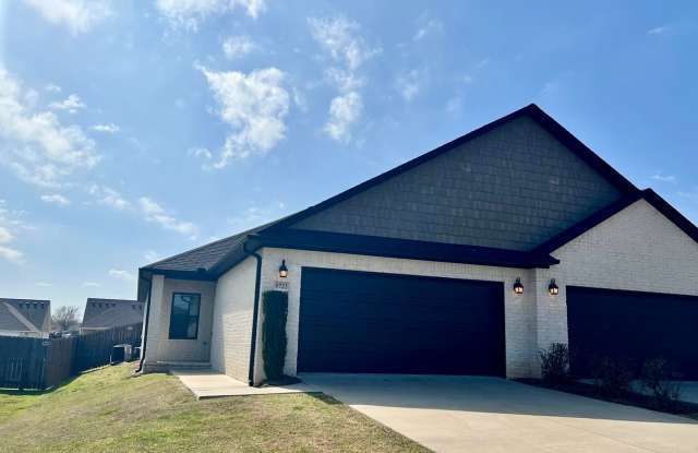 Beautiful 3 Bed/2 Bath Single Story Duplex in Chaffee Crossing! **Move In Special!** photos photos