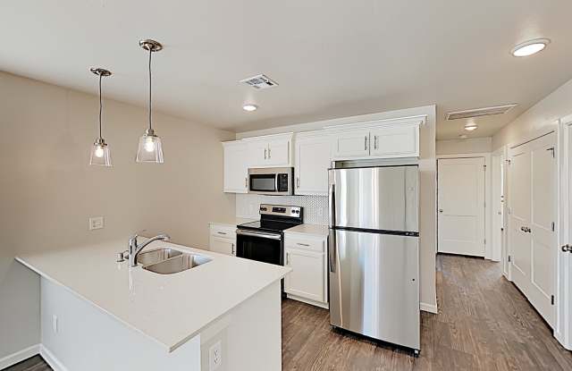 2 Bedroom 2 Bath 1 Car Garage Duplex Close To Tinker AFB - Lawncare included! Gallery 4