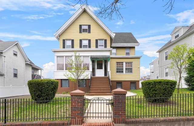 135 Beekman Avenue photos photos