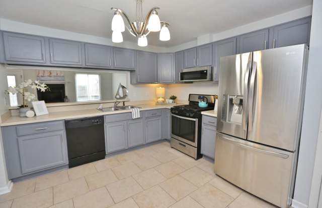 Beautifully Updated Townhome In Ocean Lakes w/Attached Garage! Available 10-02-26! Fenced Backyard & Dog Friendly! Gallery 4