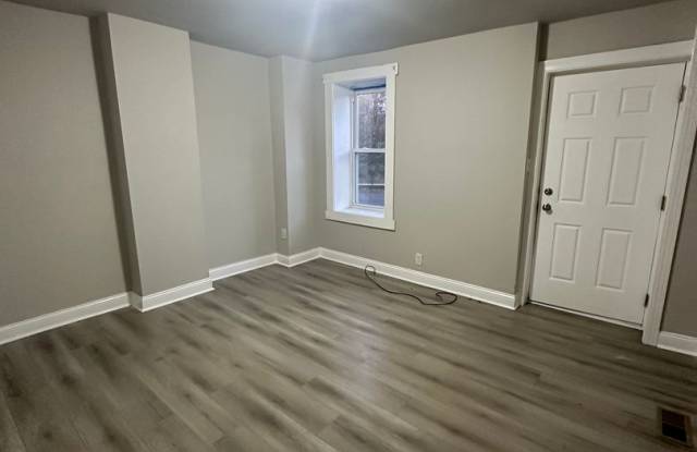 Newly Renovated 2 Bed/1 Bath Row Home Gallery 4