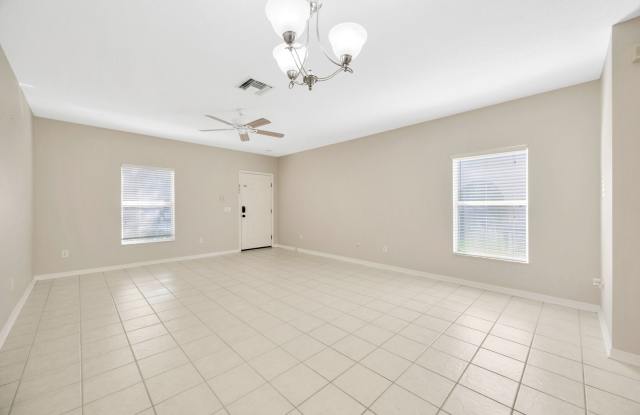 LOVELY FISHHAWK TOWNHOME AVAILABLE-- END UNIT!! Gallery 4