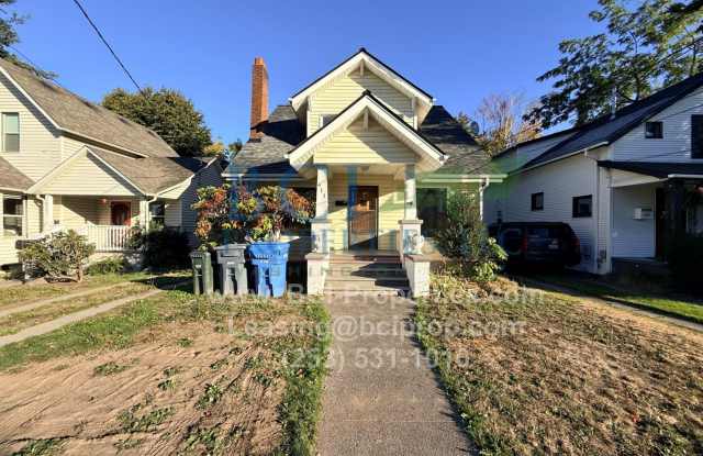 Beautiful 4 Bedroom Home Available in Downtown Puyallup! A MUST SEE- - 411 5th Avenue Northwest, Puyallup, WA 98371