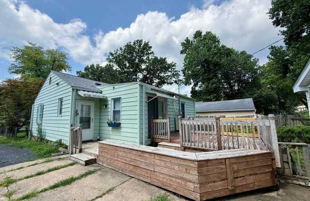 2 Bed / 1 Bath House with lots of Features  Amenities - 3004 South Thayer Avenue, Jerome, IL 62704