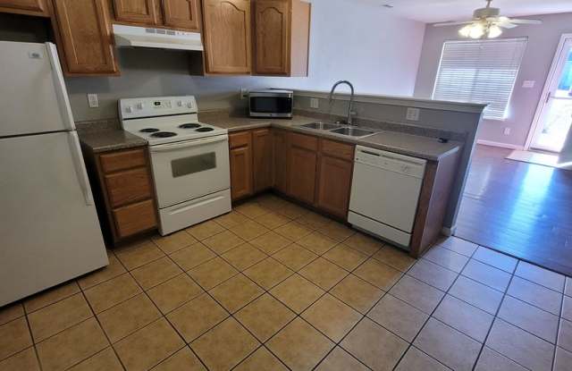 2bd/1.5bth townhouse - 402 Shade Tree Lane, Farmington, MO 63640