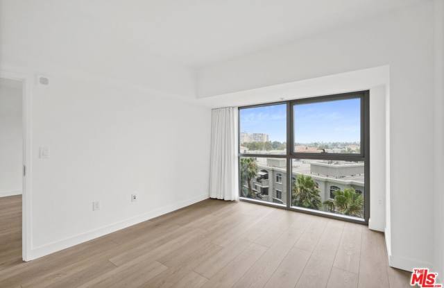 13700 Marina Pointe Dr Gallery 4