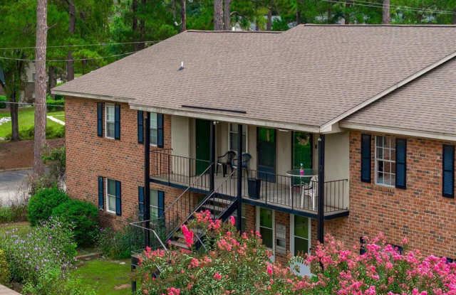 MOVE-IN READY WITH LAUNDRY IN UNIT!! - 528 Wimbledon Court, St. Andrews, SC 29210