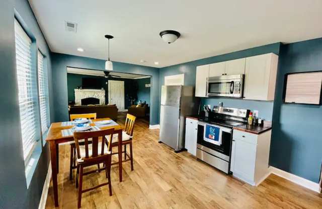 Room in 3 Bedroom Home at Velma Ave Gallery 3