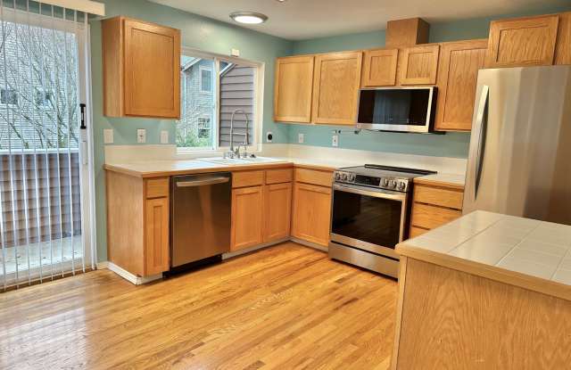 Beautiful 3bed + enclosed back patio townhome in desirable Greenwood! AVAILABLE NOW! - 718 North 94th Street, Seattle, WA 98103