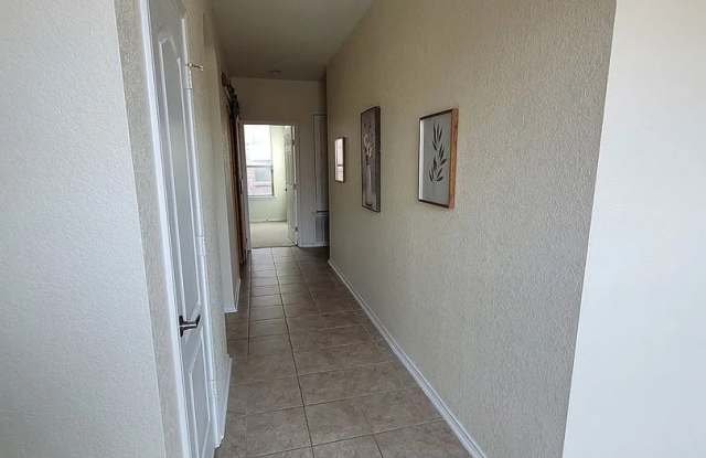 Room in 4 Bedroom Home in San Antonio Gallery 3