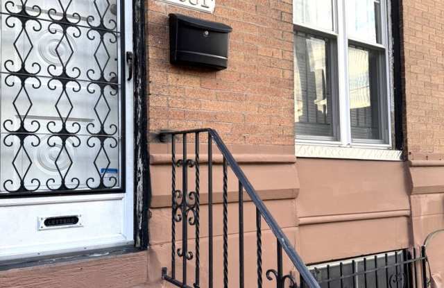 Beautiful 3-Bed/1-Bath Townhouse in Girard Estates/East Passyunk! Available NOW! Gallery 4