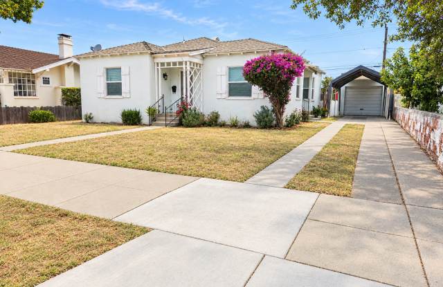 Charming 2-Bedroom Home with Hardwood Floors & Fenced Yard Gallery 1
