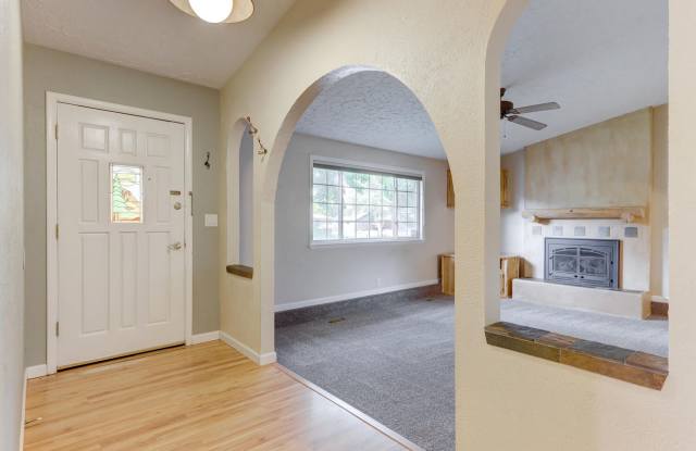 3 Bedrooms Home with lots of personality in SouthEast Boise!! _ Pet Friendly!! Gallery 3