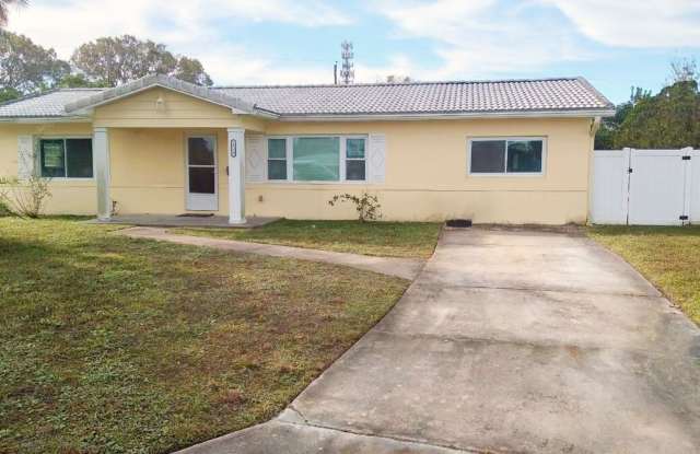 Large Pool Home w/ Huge Yard, New Kitchen - Easy access to St Pete photos photos