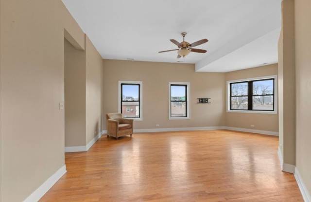 1046 N Milwaukee Avenue photos photos