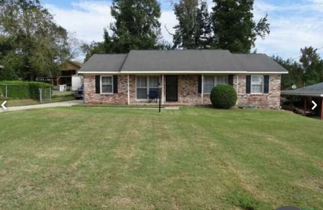 Centrally Located, 3Bedrooms 2 Baths fenced yard Gallery 1
