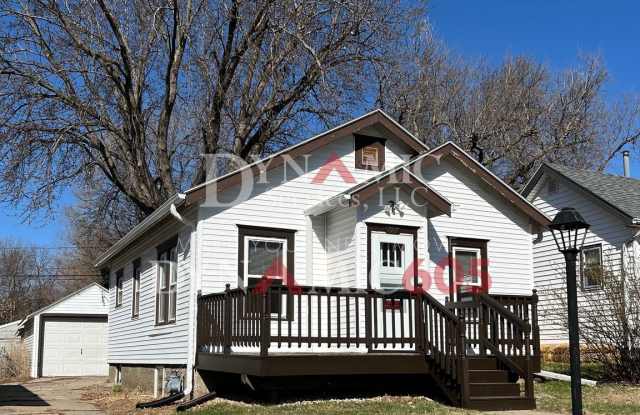 4+BD/2 BATH HOUSE NEAR AUGUSTANA  USF with Garage photos photos