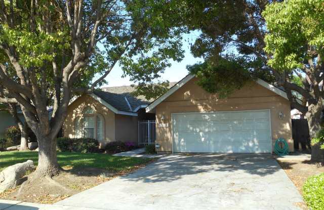 Nice 3 Bedroom 2 Bathroom Home in NW Visalia Coming Soon!! photos photos