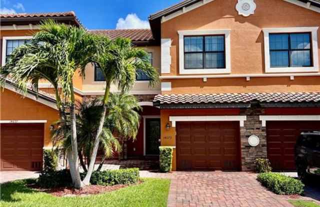 Summerlin Place Townhome: Stylish 3BR/2.5BA Townhome with Screened Lanai, Pool Access, Modern Comfort, Prime Location. photos photos