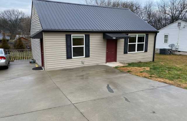 City of Alcoa 37701 - 2 bedroom 1 bath home - Call or text Tim Tipton (865) 806-7255 - 683 East Lincoln Road, Alcoa, TN 37701