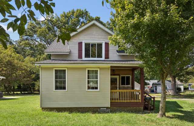 4 beds, 2 bath Character, comfort, and convenience in the heart of Newport News Gallery 1