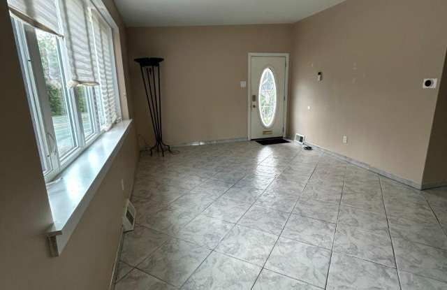 7002 HENRY Avenue Gallery 3
