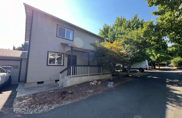 Charming Two-bedroom Townhouse | Available October photos photos