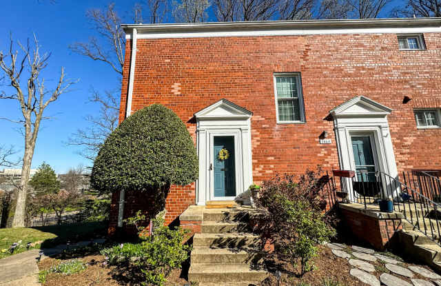 Charming 1 Bed 1 Bath End Unit Condo In Amenity-Filled Parkfairfax photos photos