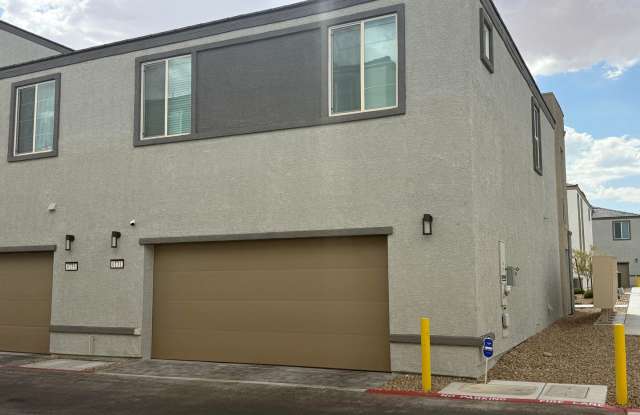 Exceptional Two Level 3 bedroom Furnished or Non-Furnished Rental Gallery 1