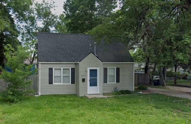 Great Location, close to Washburn! - 2912 Southwest 17th Street, Topeka, KS 66604