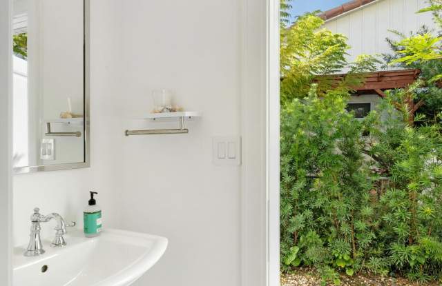 904 HYACINTH Drive Gallery 2