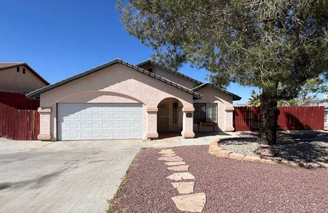 3 Bedroom 2 Bathroom House with Swimming Pool! - 487 Stanford Drive, Barstow, CA 92311