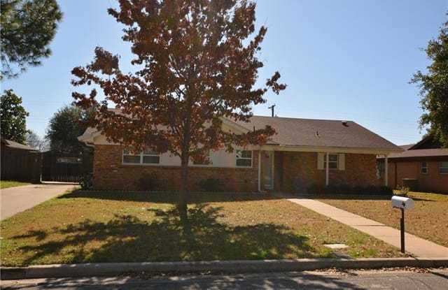 425 W Pleasantview Drive - 425 West Pleasantview Drive, Hurst, TX 76054