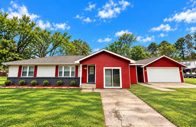 Gorgeous and spacious 4/2/2 on almost an acre in Angleton Gallery 1