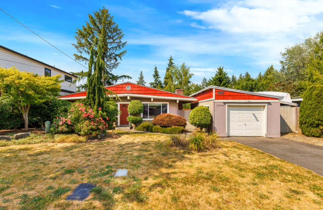 Bellevue 3 Bedroom 1.5 Bath - Detached Garage and Relaxing Patio photos photos