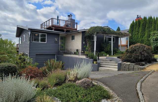Beautiful 3 Bedroom Home in Manette - Short Term Lease - 2621 East 18th Street, Bremerton, WA 98310