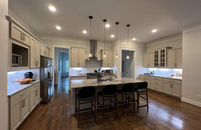 2526 Ashwood Avenue Gallery 2